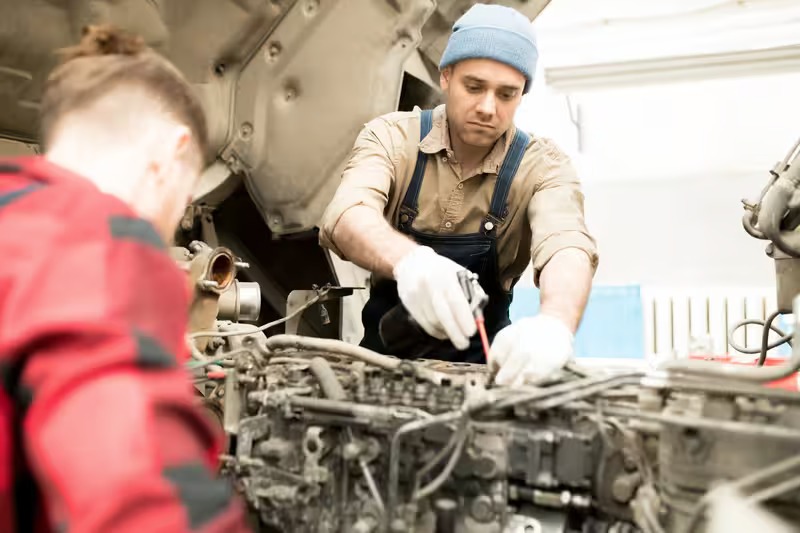 Which factors influence the labor rates for complex internal engine work?